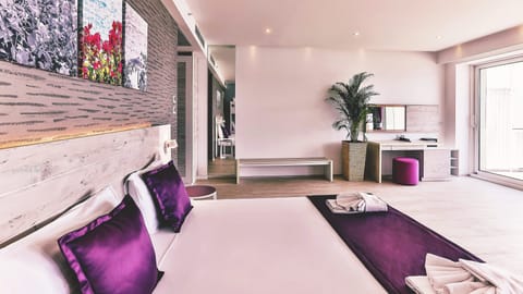 Hypo-allergenic bedding, minibar, in-room safe, soundproofing