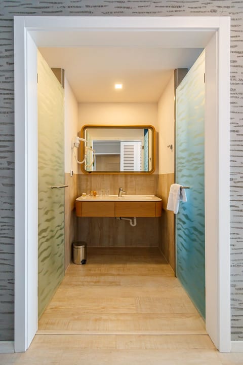 Duplex, 2 Bedrooms, Partial Ocean View, Annex Building | Bathroom | Free toiletries, hair dryer, towels