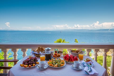 Deluxe Studio Suite (Thalassa A) | Terrace/patio