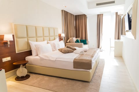 Family Room, 1 King Bed, Mountainside | Egyptian cotton sheets, hypo-allergenic bedding, pillowtop beds, minibar