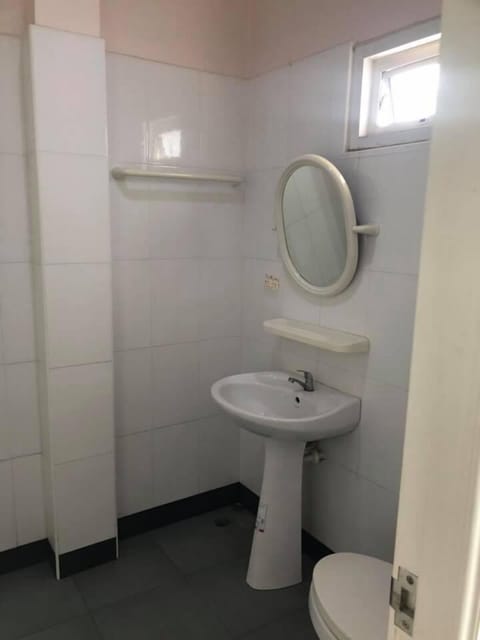 Standard Double Room | Bathroom | Shower, free toiletries, towels