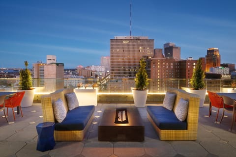 2 bars/lounges, rooftop bar, lobby lounge
