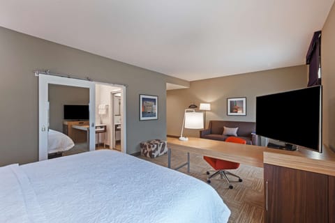 Premium bedding, in-room safe, desk, free cribs/infant beds