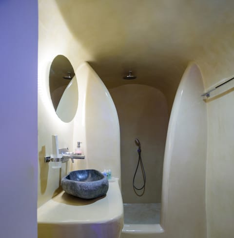Comfort Suite, Jetted Tub (Cave Caldera Sea and Sunset View) | Bathroom | Shower, rainfall showerhead, designer toiletries, hair dryer