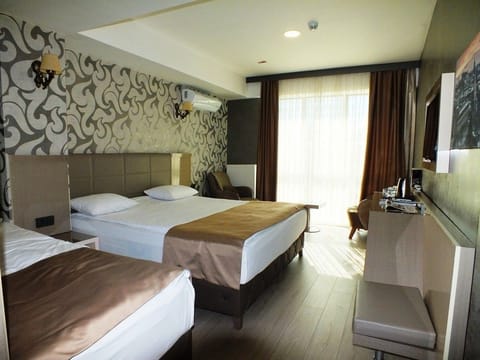Deluxe Triple Room | Minibar, in-room safe, laptop workspace, soundproofing