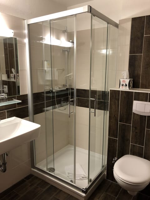 Comfort Single Room | Bathroom | Shower, free toiletries, hair dryer, towels