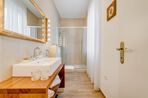 Superior Double Room, City View | Bathroom | Shower, free toiletries, hair dryer, towels