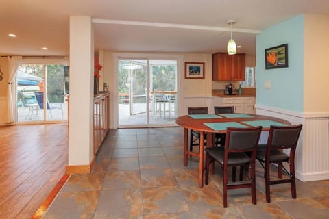 Dining area  facing the weeki wachee river