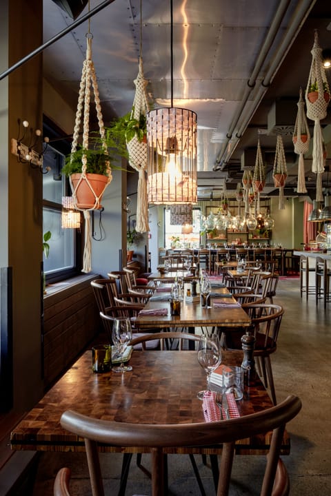 2 restaurants; breakfast, lunch, and dinner served