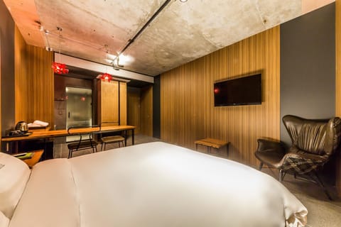 Premier Double Room, 1 Queen Bed | Premium bedding, down comforters, minibar, individually furnished