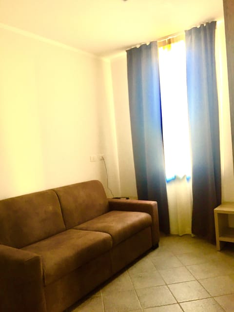 Junior Suite | Living area | 32-inch flat-screen TV with satellite channels, TV