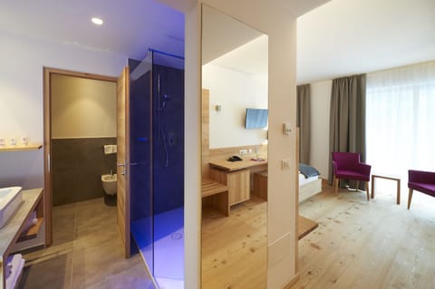 Double Room, Balcony | In-room safe, desk, free WiFi, bed sheets