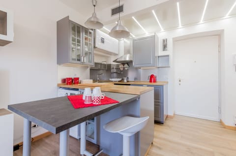 Full-size fridge, microwave, stovetop, dishwasher