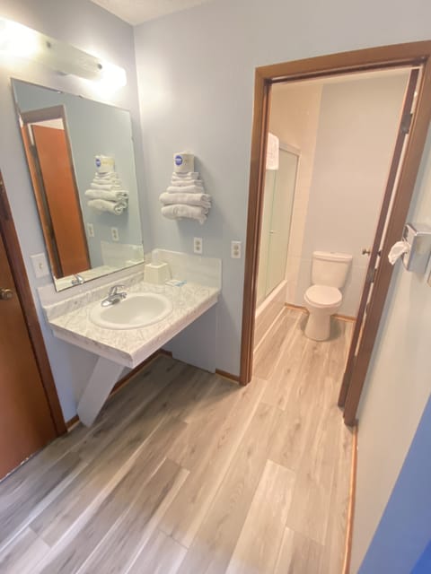 Combined shower/tub, free toiletries, towels