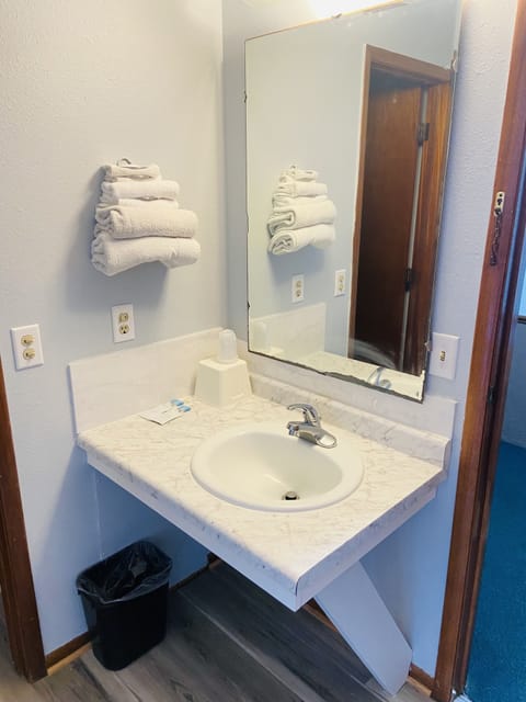 Combined shower/tub, free toiletries, towels