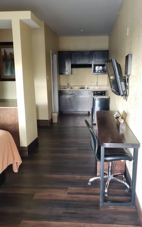 Suite, 1 King Bed, Non Smoking, Kitchenette | Microwave