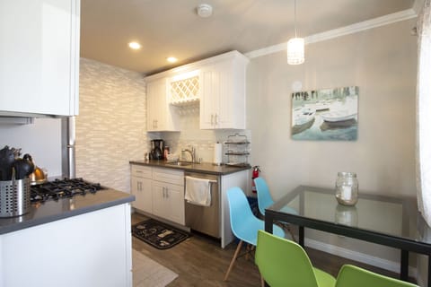 Fully equipped kitchen with new full size appliances 