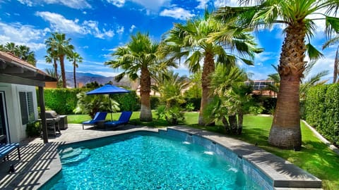 Desert Rock Oasis: large, private backyard with saltwater pool & mountain views 