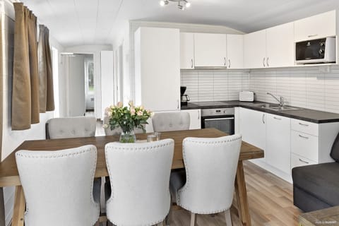 Family Cabin | Private kitchen | Fridge, microwave, oven, stovetop