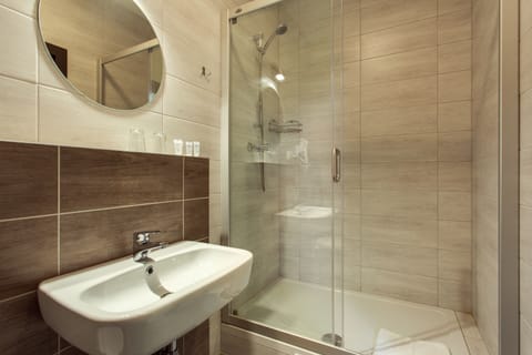 Superior Double Room | Bathroom | Free toiletries, hair dryer, towels, soap