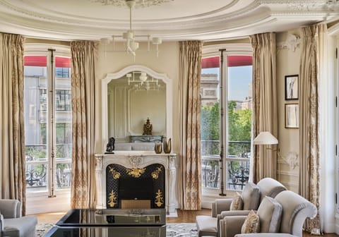 Signature Suite (Arc de Triomphe) | Living area | 82-cm Smart TV with satellite channels, pay movies, offices
