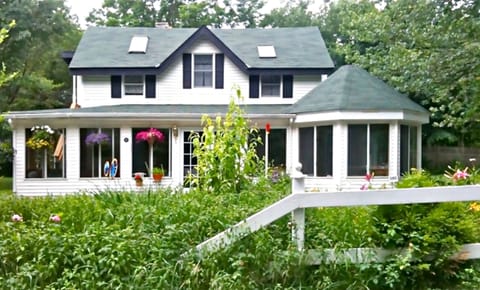 1892 Historic Home by the Waterfalls and Swimming Holes