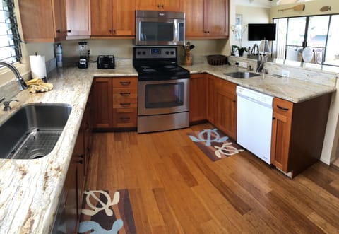 Newly renovated kitchen fully equipped.
