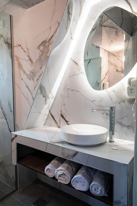 Deluxe Double Room, 1 Queen Bed, Balcony, City View | Bathroom | Shower, free toiletries, hair dryer, towels