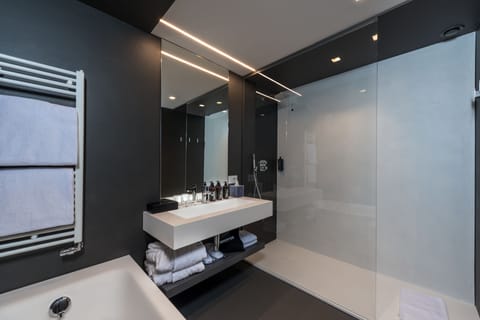 Deluxe Suite, Lake View, SPA access included | Bathroom | Free toiletries, hair dryer, bathrobes, bidet