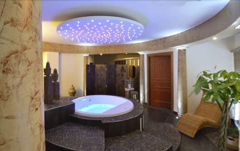 Indoor spa tub