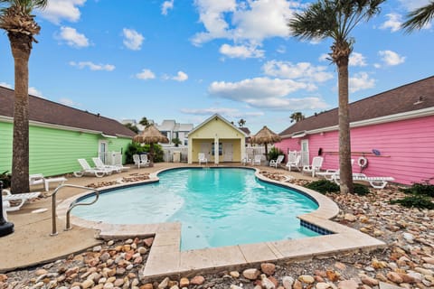 Sparkling complex pool only 2 doors down 