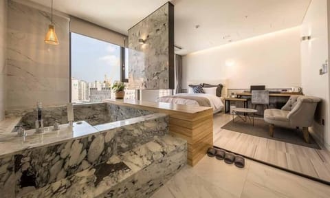 Standard Suite | Bathroom | Shower, hair dryer, towels, shampoo