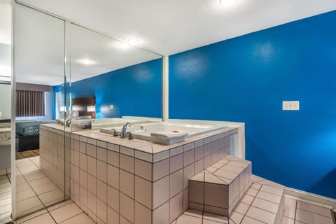 Suite, 1 King Bed, Non Smoking, Hot Tub | Premium bedding, individually decorated, individually furnished, desk