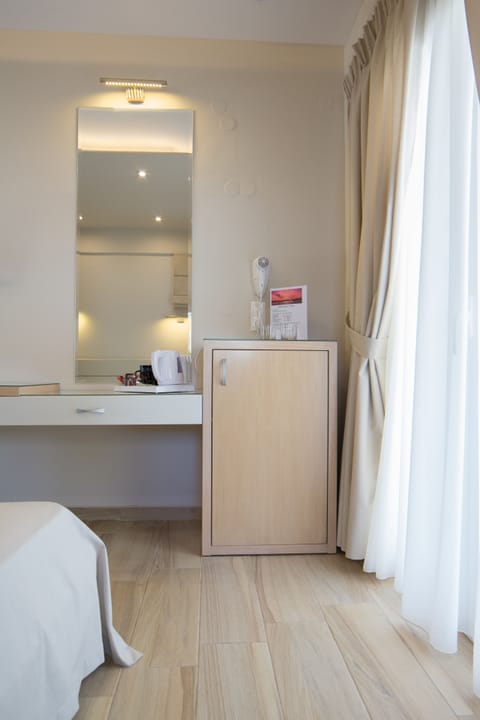 Twin Room | Hypo-allergenic bedding, in-room safe, blackout drapes, soundproofing