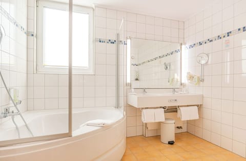 Suite, 1 King Bed | Bathroom | Combined shower/tub, free toiletries, hair dryer, towels