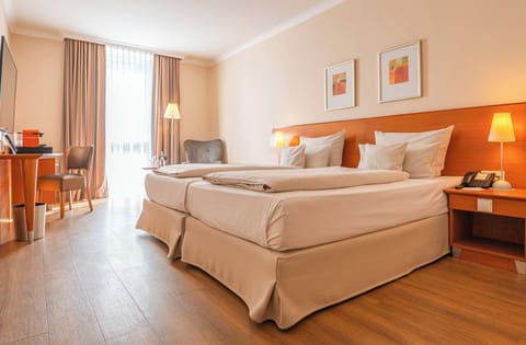 Comfort Room, 2 Twin Beds, Garden View | Hypo-allergenic bedding, desk, laptop workspace, blackout drapes