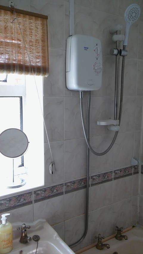 Combined shower/tub, towels