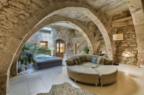 Living room with jacuzzi