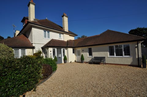 New contemporary ground floor garden apartment for up to 6 people, near beach