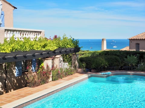 Villa with beautiful sea view and heated pool
