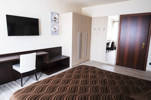 Double Room | Minibar, desk, free WiFi, bed sheets
