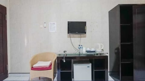 Shower, free toiletries, towels, soap