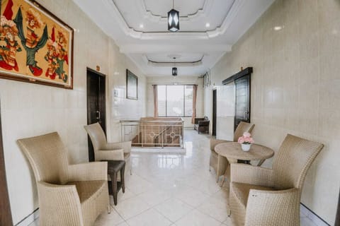 32-inch LCD TV with cable channels, TV