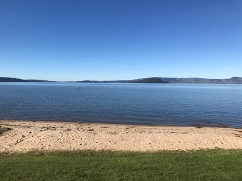 Lake Rotorua only 1 mins walk