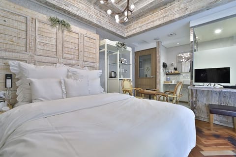 Suite, Terrace | Individually decorated, individually furnished, desk, blackout drapes