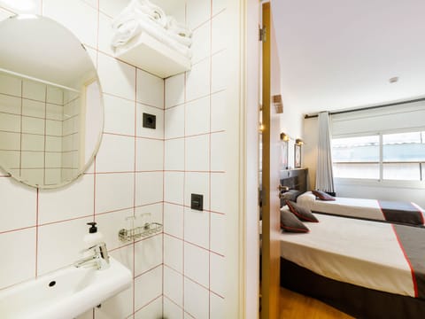 Triple Room | Bathroom | Shower, hair dryer, towels