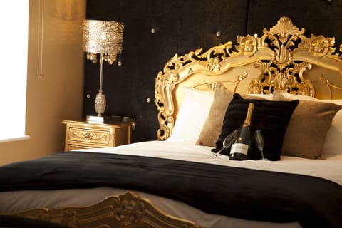 Deluxe Suite (Kilmore) | Desk, iron/ironing board, free cribs/infant beds, bed sheets