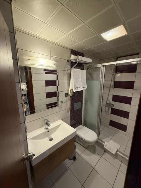 Standard Double Room | Bathroom | Shower, eco-friendly toiletries, hair dryer, slippers