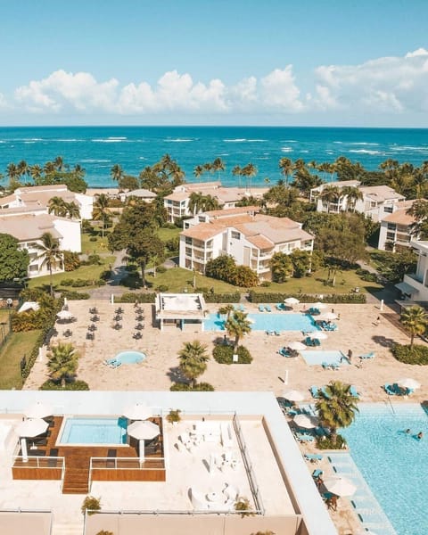 4 outdoor pools, pool umbrellas, sun loungers