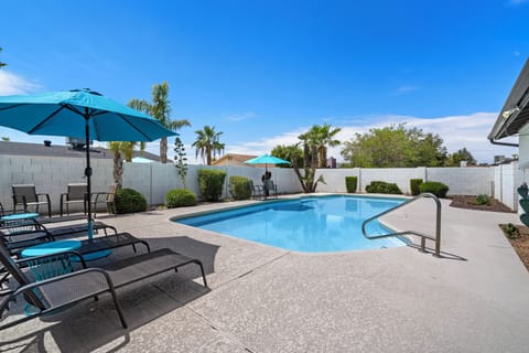 Large swimming pool (Can be heated) at the Turquoise House North